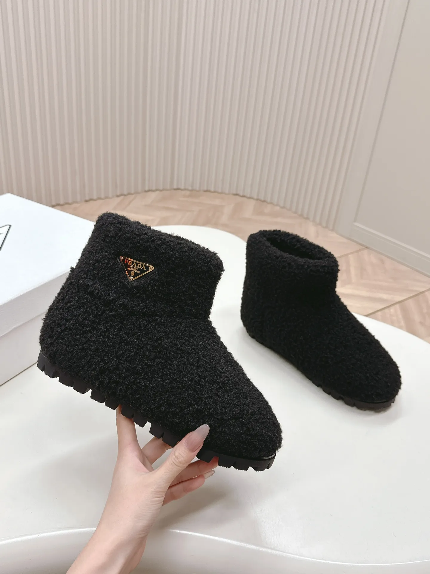 👟👟Ex-factory price 560👟👟 Prada prada24 autumn and winter furry short boots snow boots． The classic triangle buckle is comfortable, cute, cute, fashionable, elegant and versatile. The wool is comfortable and soft, awakening the warmth of autumn and winter. Let you walk comfortably from morning to night. You can easily manage the changing seasons. Wool, original outsole! 35-40 yards